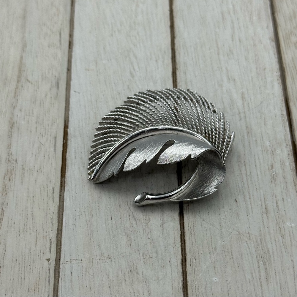 Vintage lisner Silver tone  Leaf Brooch